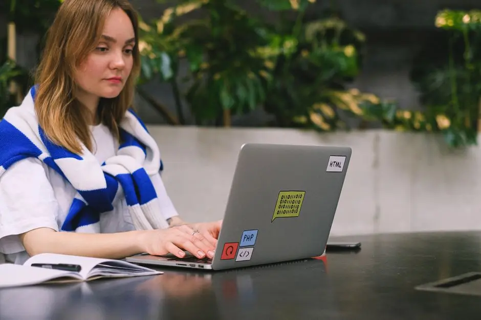 Kapan Waktu yang Tepat Mulai Belajar Framework Seperti React atau Laravel untuk Pemula?