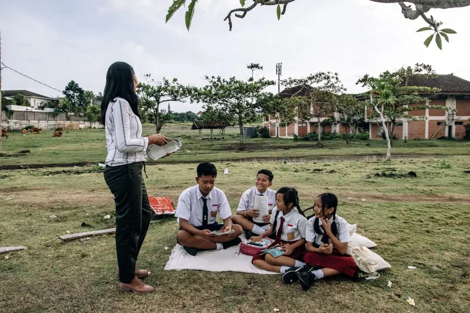 Komunitas belajar di bawah pohon mangga